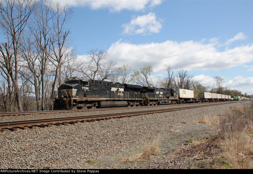NS 7700 and 4601 take train 25P through Cove, PA